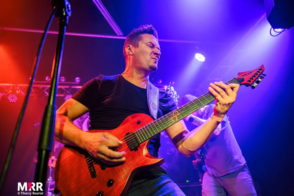 Guitariste chanteur de Explicit Silence en live au Salem 2025