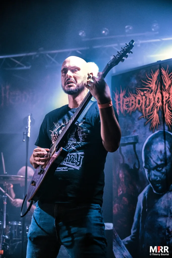 Mickael guitariste de Héboïdophrenie en concert à l’inauguration du Salem 2025