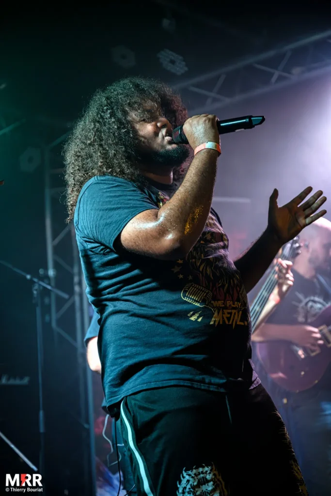 Loïc chanteur de Héboïdophrenie sur scène à l’inauguration de la nouvelle scène du Salem 2025