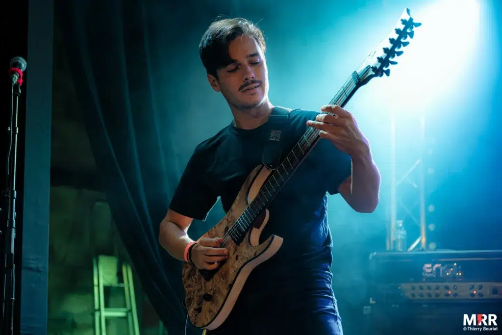 Maxime guitariste de Silicium sur scène à l’inauguration de la nouvelle scène du Salem 2025