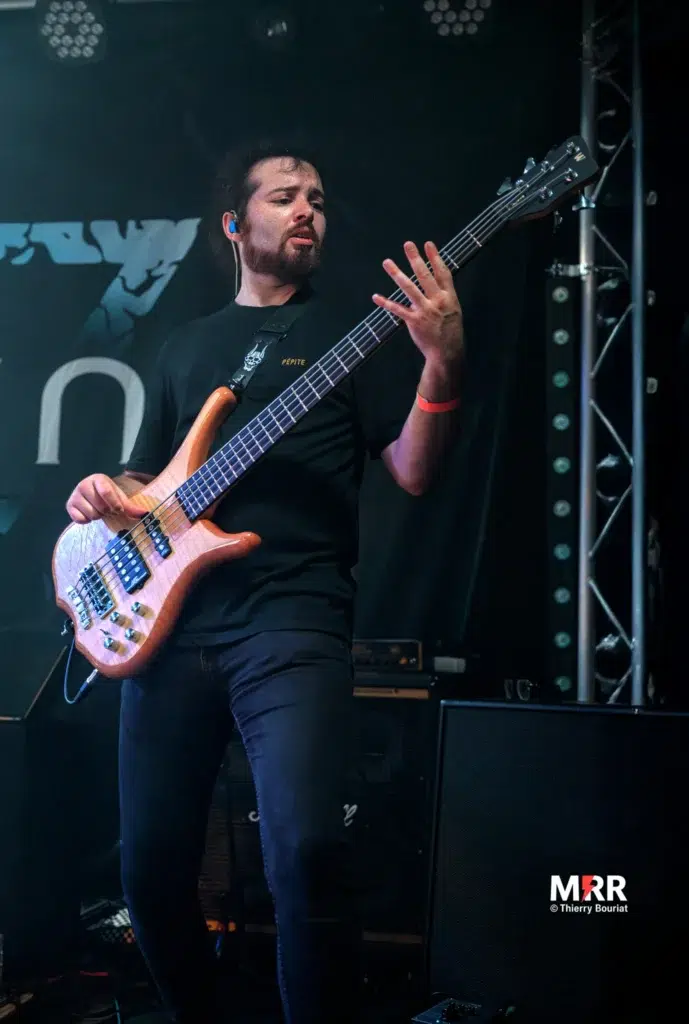 Bassiste de Sujin sur scène à l’inauguration de la nouvelle scène du Salem 2025
