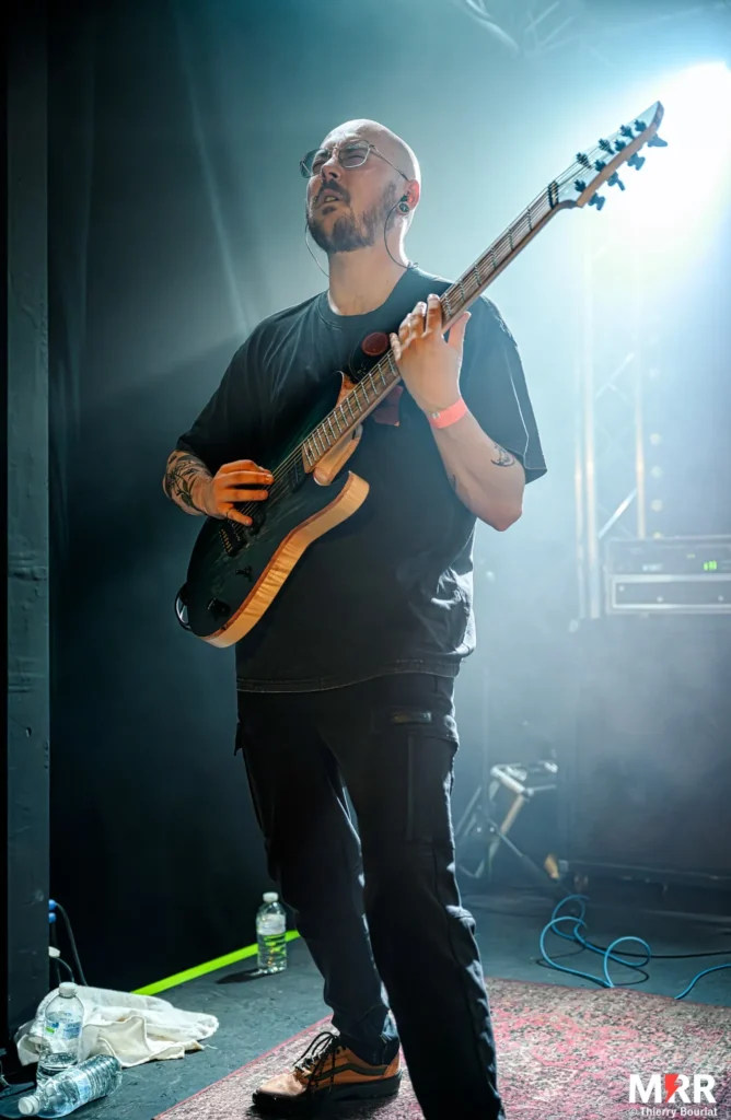 Guitariste de Sujin en live à l’inauguration de la nouvelle scène du Salem 2025
