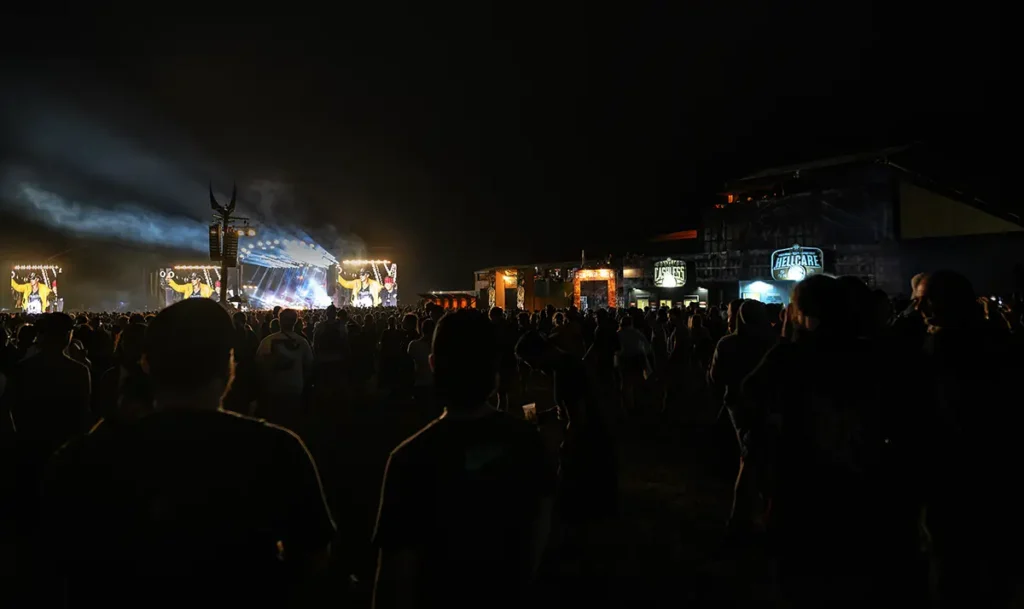 Hellfest 2025 Hellfest 2025 de nuit, public et site du festival à Clisson
