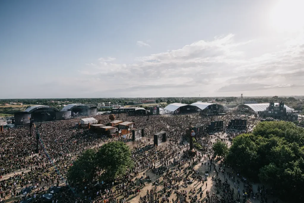 Public devant les Mainstages du Hellfest à Clisson Public devant les Mainstages du Hellfest à Clisson