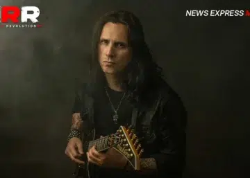 Gus G. avec sa guitare après son arrivée dans King Diamond