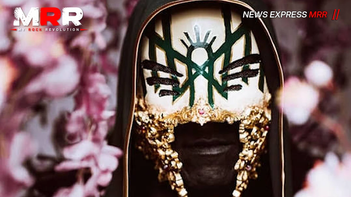 Vessel de Sleep Token masqué parmi des fleurs pour Take Me Back To Eden