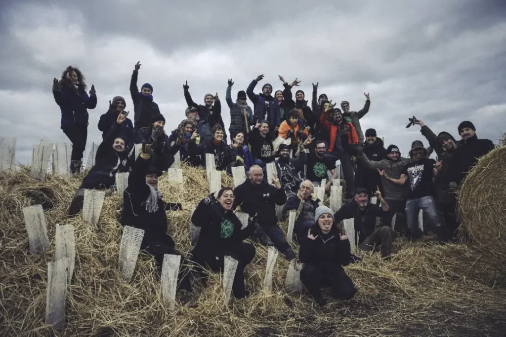 Un projet musical pour fédérer les festivals autour de la protection du vivant. Participants à une opération de plantation soutenue par Savage Lands