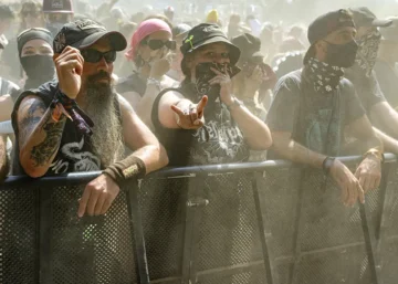 Public dans la poussière au Motocultor Festival 2026 Jour 2 à Carhaix