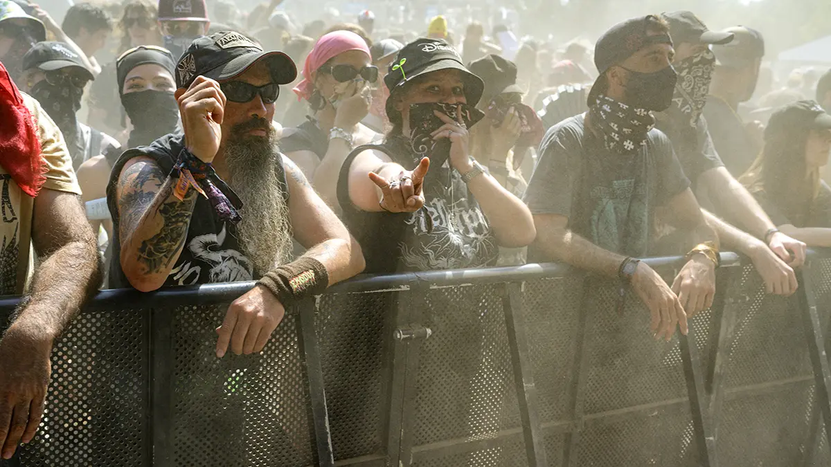 Public dans la poussière au Motocultor Festival 2026 Jour 2 à Carhaix