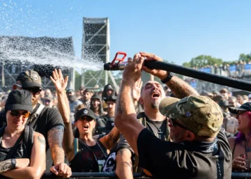 Public arrosé pendant la canicule au Motocultor Festival 2026 à Carhaix