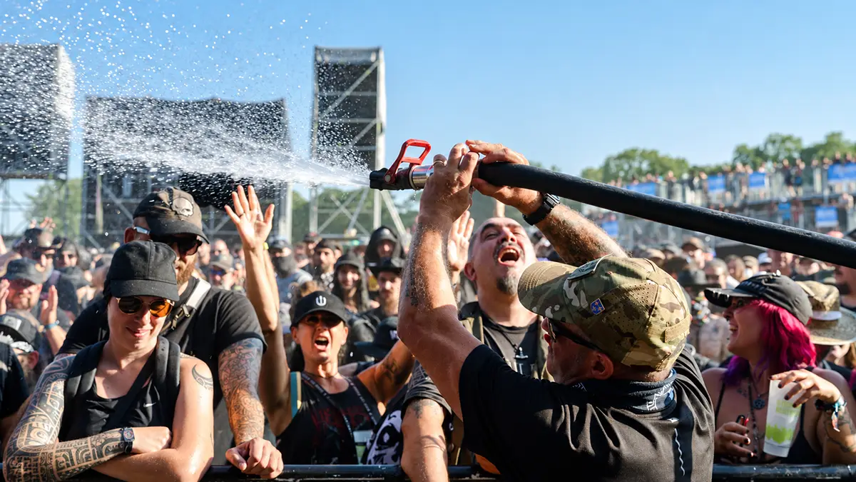 Public arrosé pendant la canicule au Motocultor Festival 2026 à Carhaix