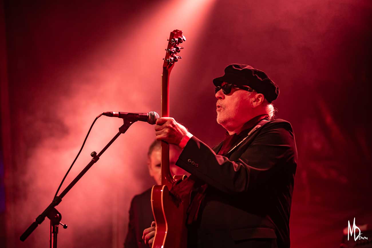 Dennis Greaves sur scène sous un éclairage rouge au Rock’N Bock 2026