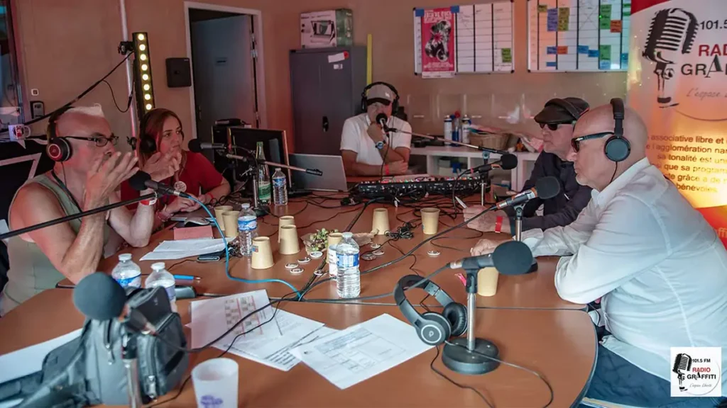 NINE BELOW ZERO - Vue générale de la table avec l'équipe de Radio Graffiti et les deux musiciens.
