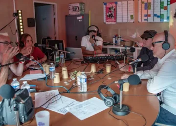 NINE BELOW ZERO - Vue générale de la table avec l'équipe de Radio Graffiti et les deux musiciens.