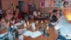 NINE BELOW ZERO - Vue générale de la table avec l'équipe de Radio Graffiti et les deux musiciens.